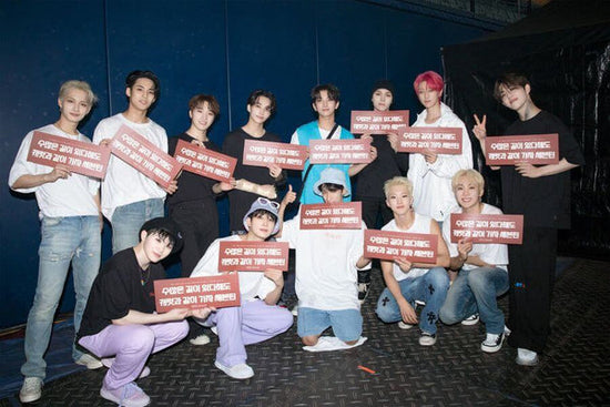 membres montrant des bannières dans les coulisses du concert SEVENTEEN BE THE SUN à Séoul