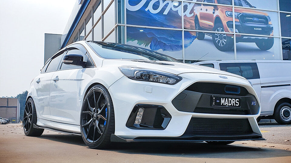 White Ford MK3 Focus RS modified with Flow Designs lip splitter