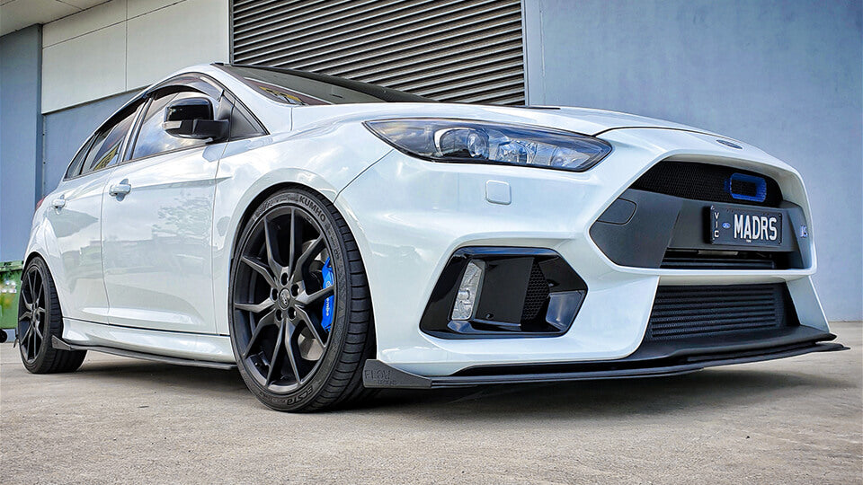 White Ford MK3 Focus RS modified with Flow Designs lip splitter