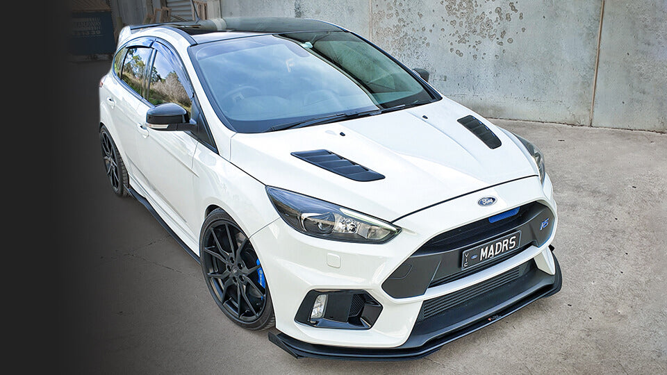 White Ford MK3 Focus RS modified with Flow Designs lip splitter