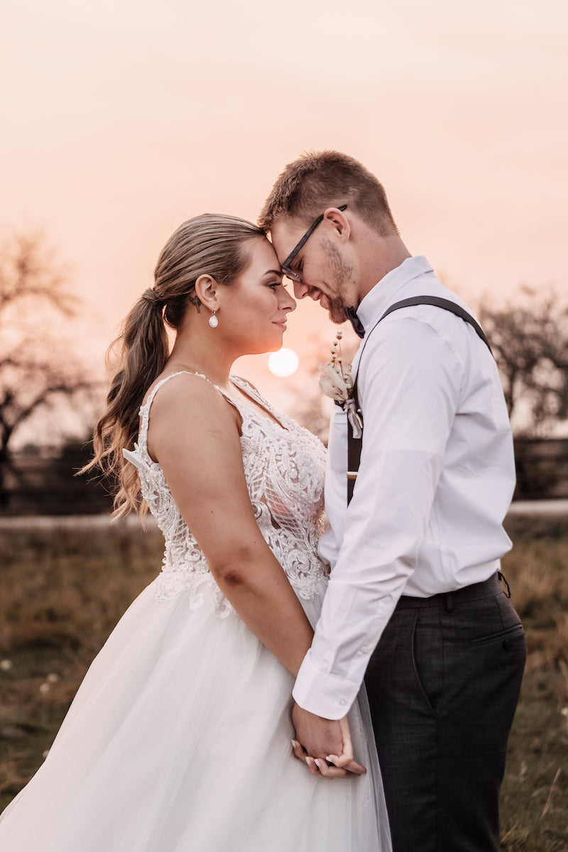 Bride and Groom Bride Lace Wedding Dress