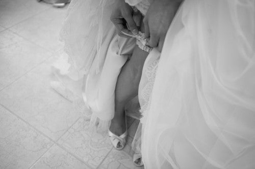 bride-putting-on-classic-wedding-garters