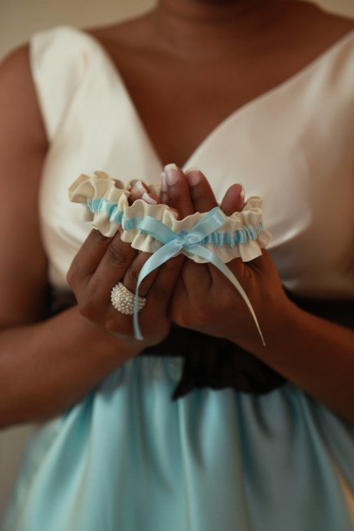 bridesmaid-holding-blue-wedding-garter