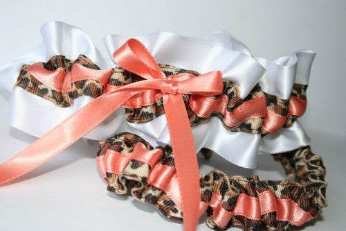 fun-leopard-wedding-garter-set