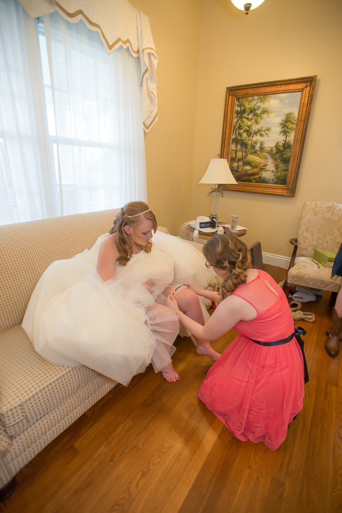 wedding garter photo, bridal suite photo ideas