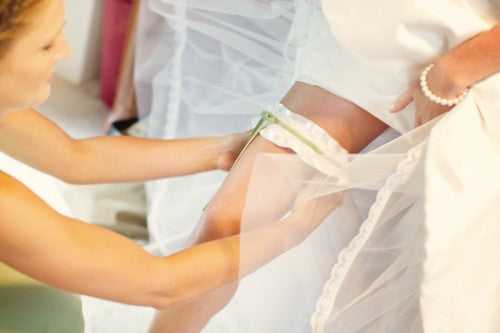 real-bride-white-wedding-garter-vanessa-joy-photography