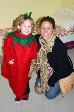 the-garter-girl-julianne-smith-with-daughter-strawberry-kids-halloween-costume