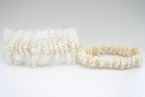 vintage-ivory-lace-wedding-garter-set