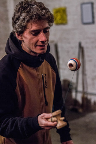 Kendama speler speelt tijdens een wedstrijd