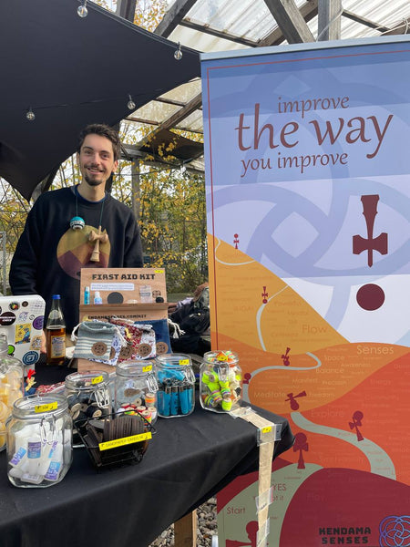 Jordi met de Kendama Senses Shop tijdens een Evenement