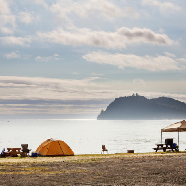 Tente de camping sur le bord de l'eau.