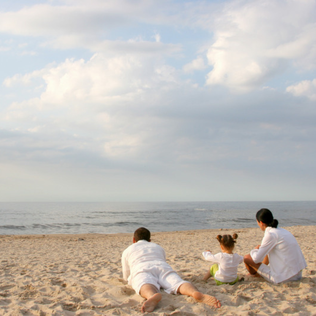 Famille qui se détend à la plage