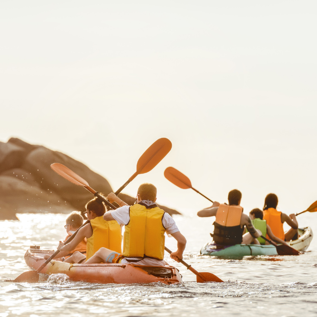 Familles en kayak sur l'eau