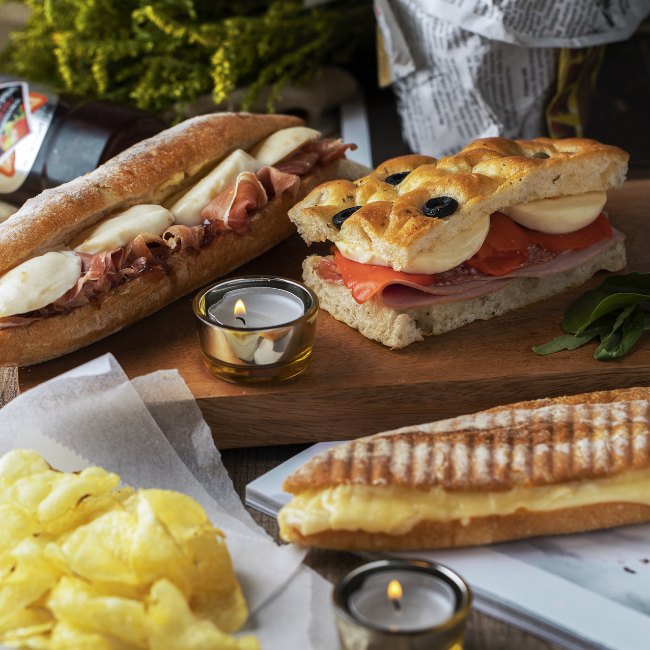 Pique-nique avec sandwichs, croustilles et une bougie