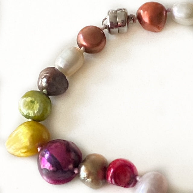 Dyed multi-coloured hand-knotted 8-inch pearl bracelet with magnetic clasp