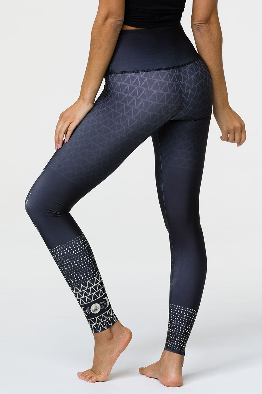 Onzie Graphic Legging in Free Fly