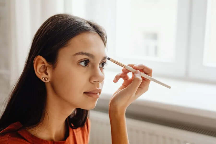 woman filling in her eyebrows