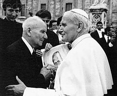 Franciszek Gajowniczek con el Papa Juan Pablo II durante la Canonización de San Maximilian Kolbe - 1982