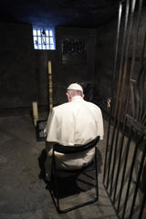Papa Francisco en Auschwitz - Celda de San Maximilian Kolbe