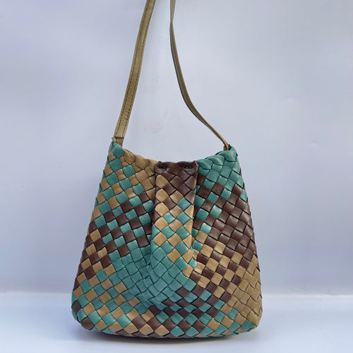 Bolso saquito en piel trenzada multicolor