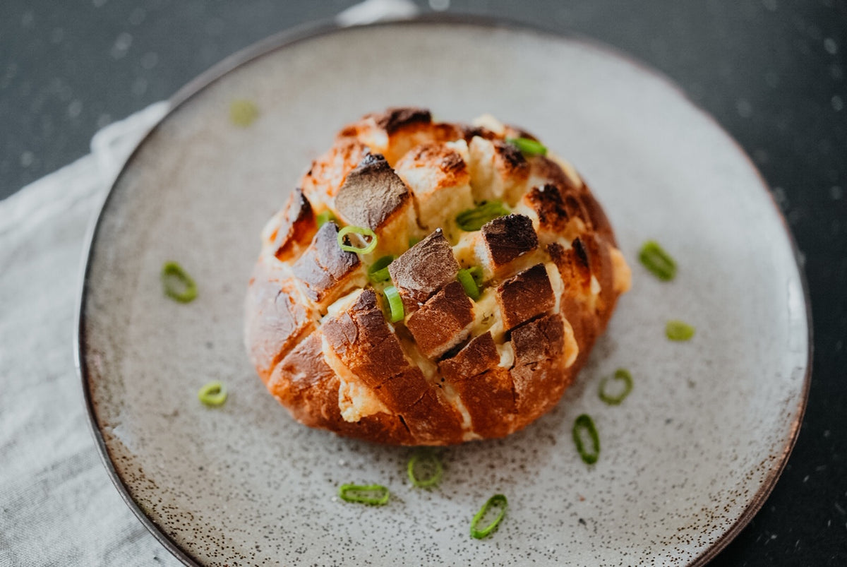 Gegrilltes Käsezupfbrot/-brötchen (vegetarisch) – okäse