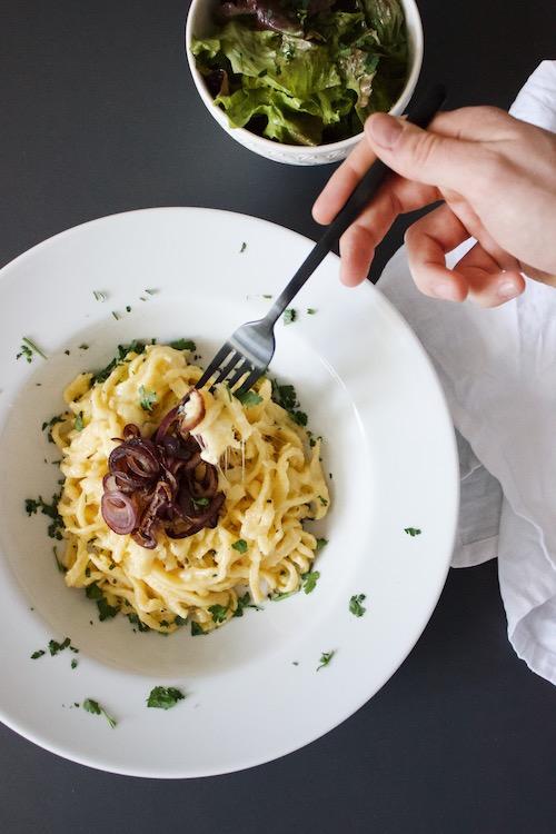 Käsespätzle mit Appenzeller und Schweizer Emmentaler (vegetarisch) – okäse