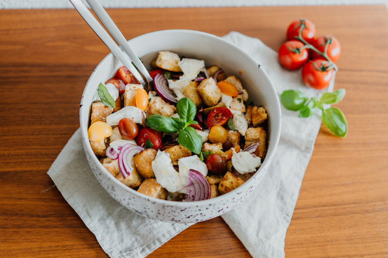 Tomaten-Brot-Salat mit Büffelmozzarella (vegetarisch) – okäse