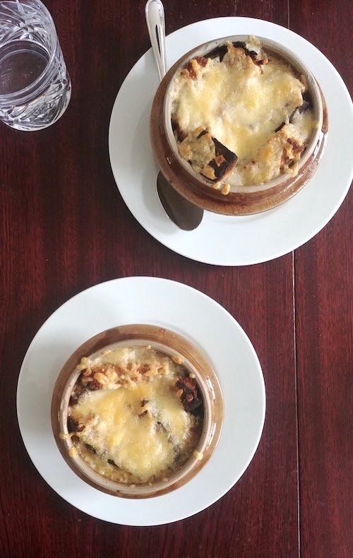 Zwiebelsuppe mit Croutons und Gruyère