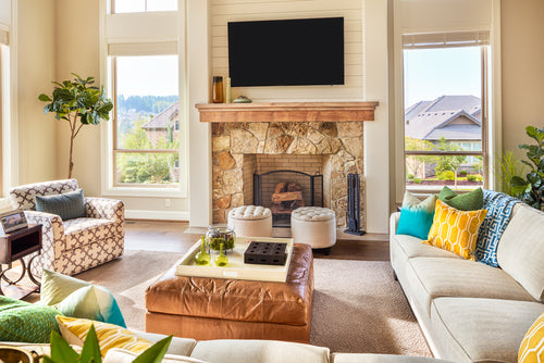 Hermoso interior de salón amueblado en una nueva casa de lujo con chimenea y televisión