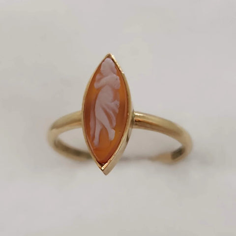 Agate stone on gold band with cameo motif