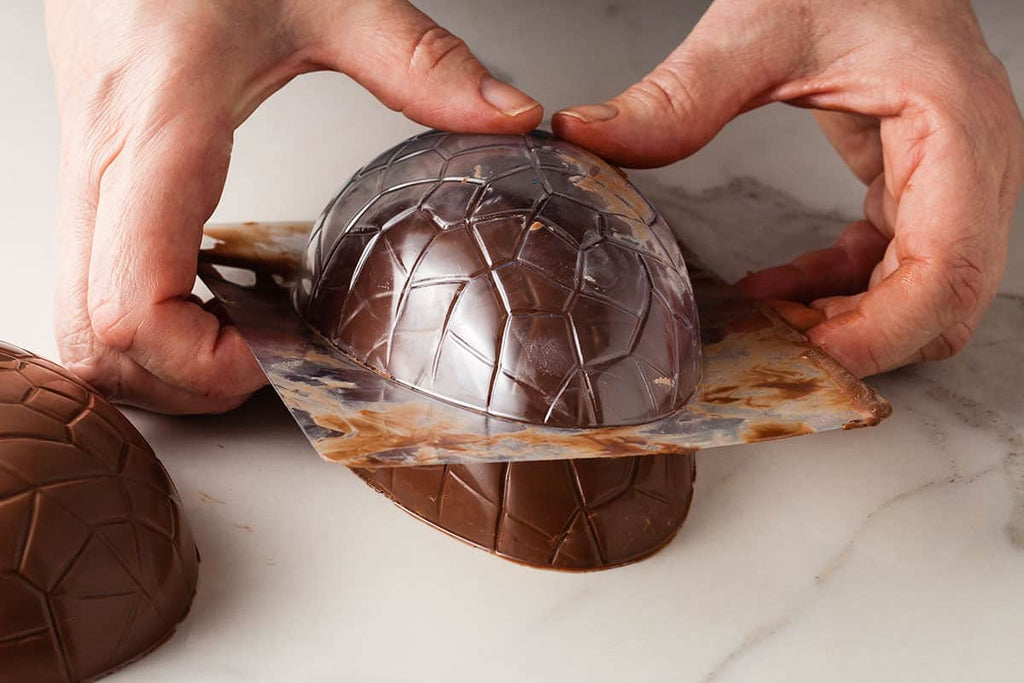 retirer la coquille en chocolat du moule à chocolat