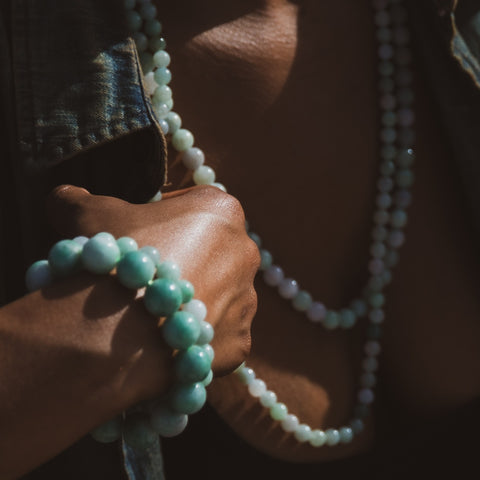 Vrouw draagt jade ketting en armbanden