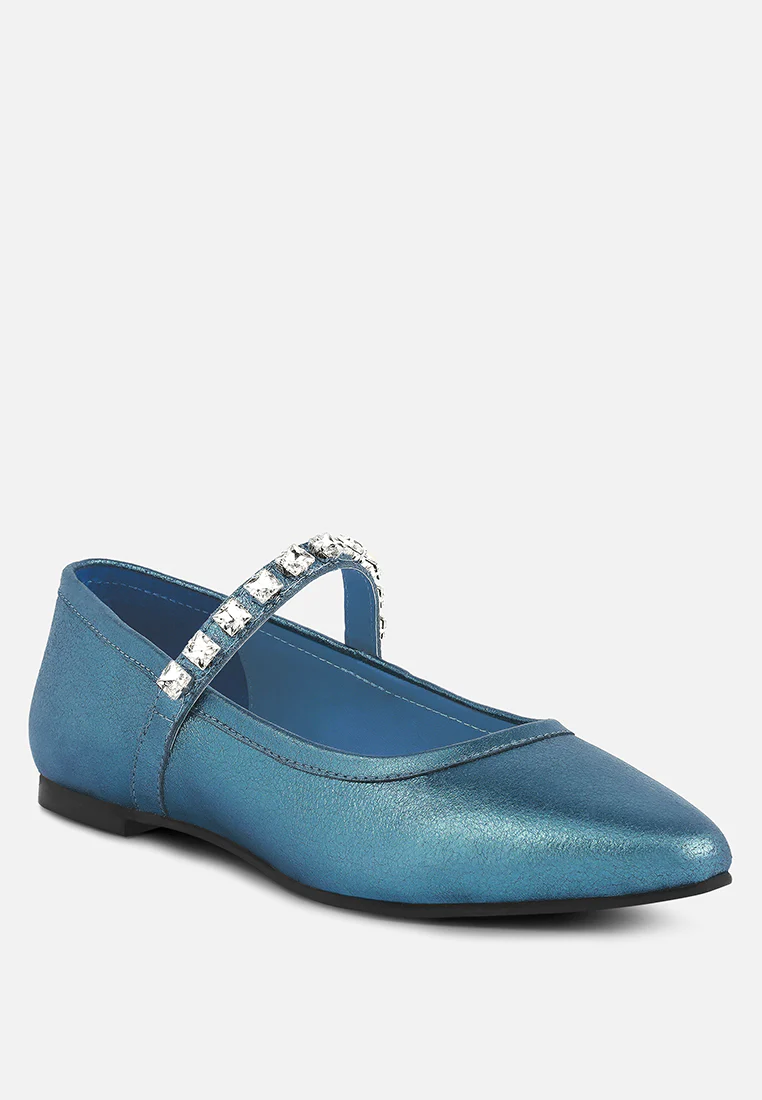 Zapatos planos Mary Jane de cuero con strass metalizados en azul de ALVERNO