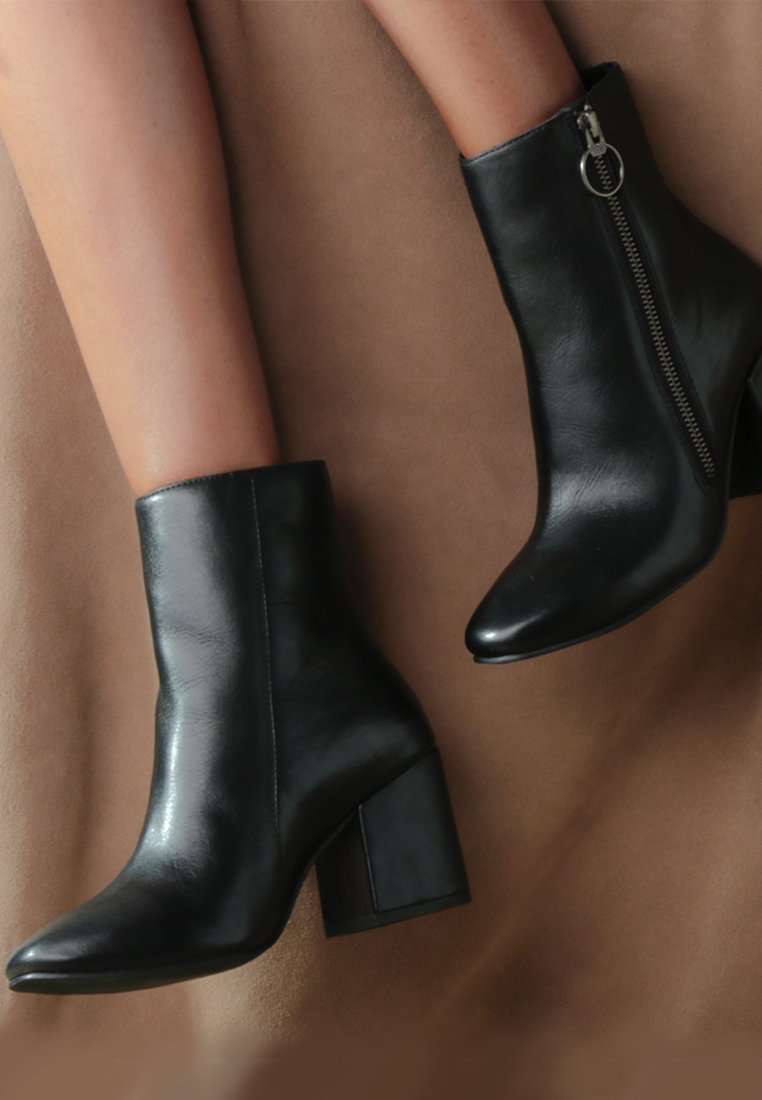 HELEN BLACK BLOCK HEEL LEATHER BOOTS