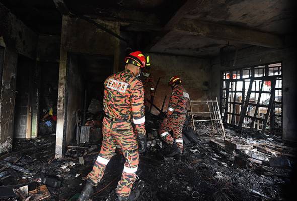 Members of the Malaysian Fire and Rescue Department (JBPM) investigating a fire in a two-storey terrace house that also killed four members of a family consisting of three men and a woman, were found burnt in Taman Hungap early this morning.