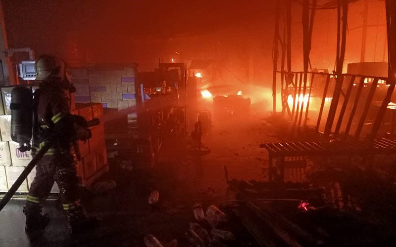 Firemen battling the blaze in Pasir Gudang, Johor, and ensuring the flames don’t spread to adjacent factories. (JBPM pic)