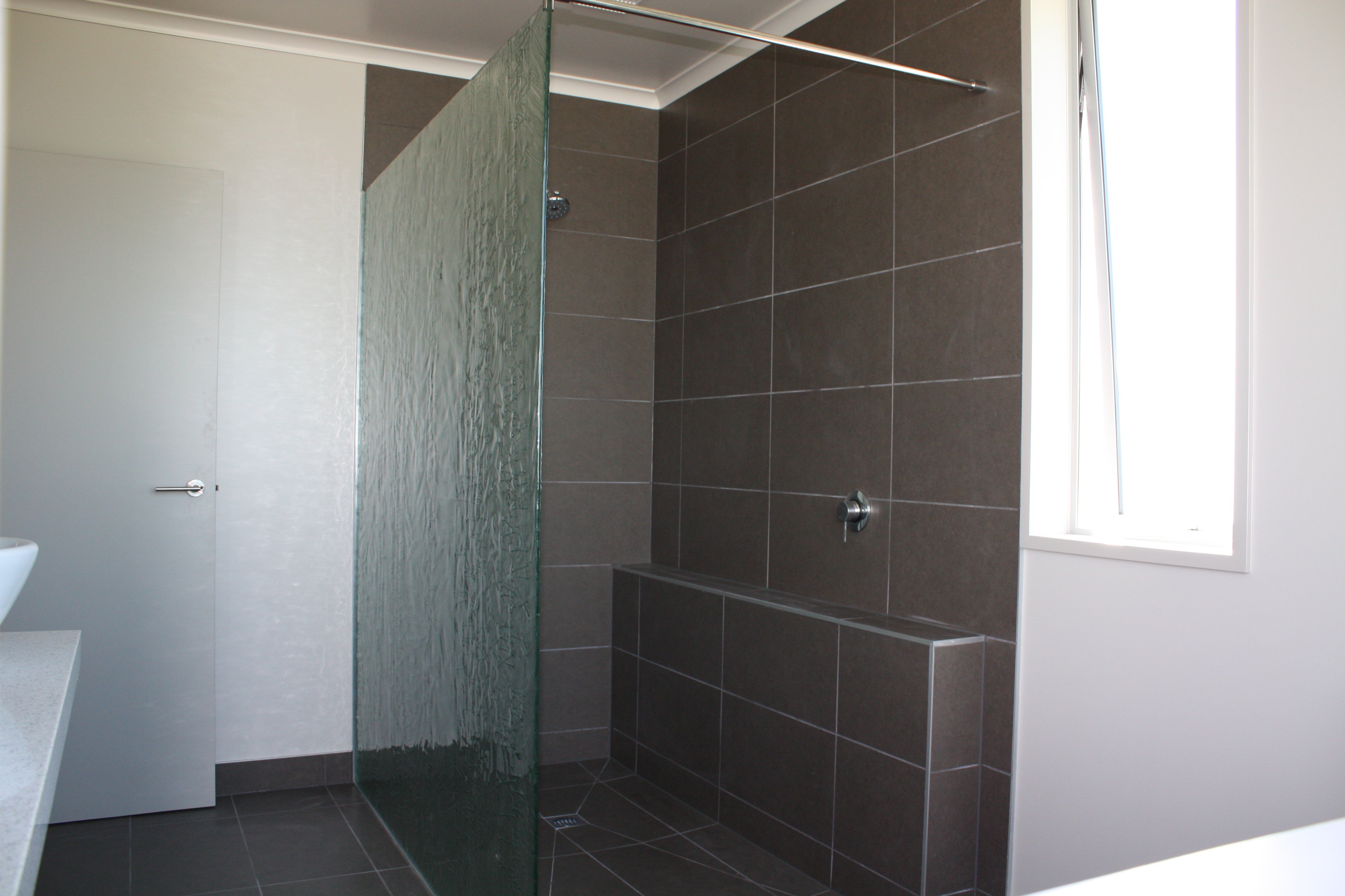 walk in shower - slumped glass - patterned textured safety glass - made in New Zealand 