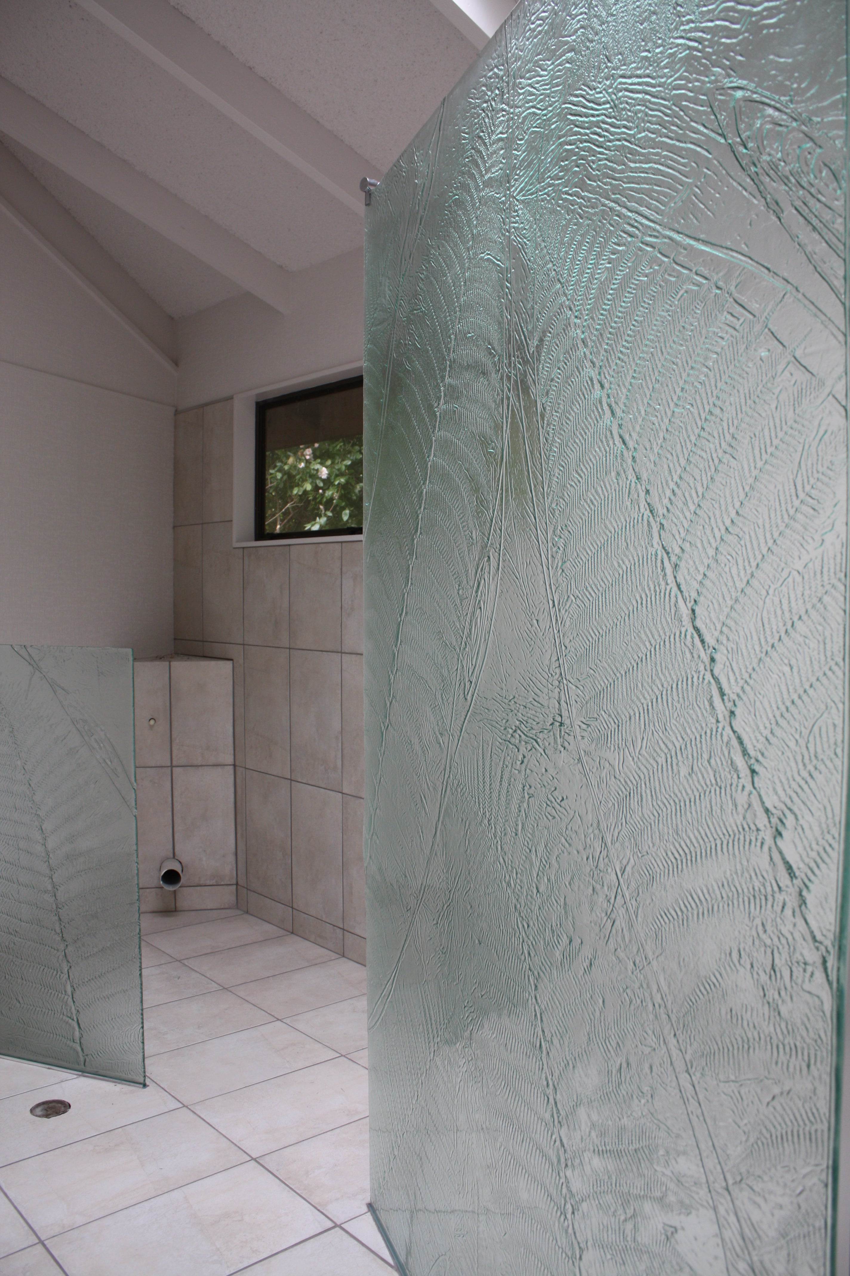 walk in shower - slumped glass - patterned textured safety glass - made in New Zealand 