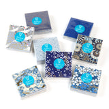 100 carrés de papiers japonais pour l'origami de 6cm par 6cm dans différents tons de bleus Adeline Klam de la gamme « Océan »