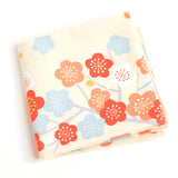 furoshiki Adeline Klam au motif de fleurs d'abricotier bleu ciel, rouge orangé, corail et blanches