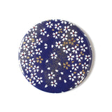 miroir de poche Adeline Klam recouvert de papier japonais à petites fleurs blanches et dorés sur fond bleu nuit