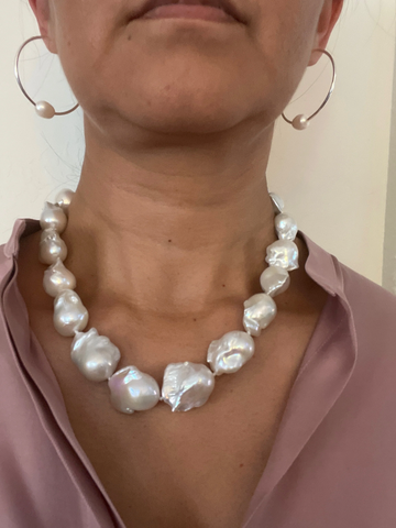 chunky pearls are a 2023 jewelry trend