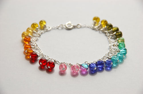 b – Imagem de uma pulseira com diversas rochas cristalinhas de diversas cores diferentes.