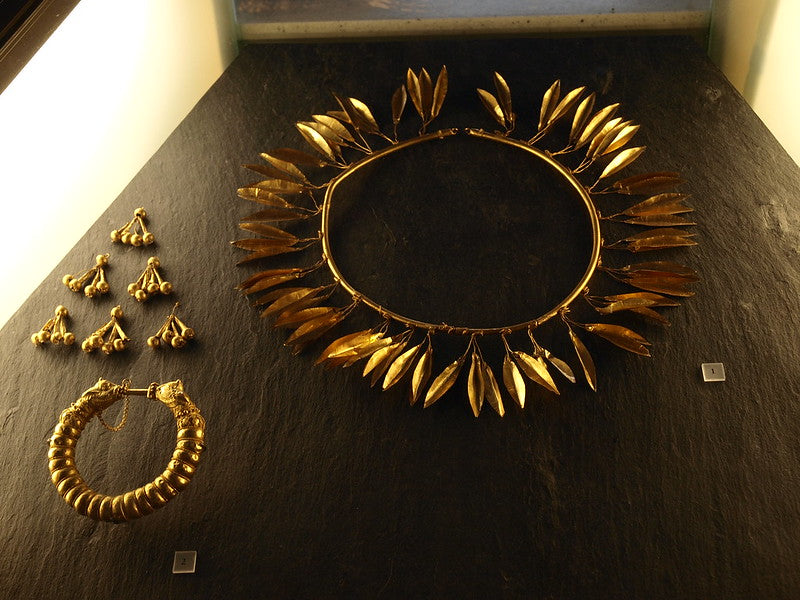 c -  Imagem de colares, brincos e pulseiras de ouro criados e utilizados no imperio romano.