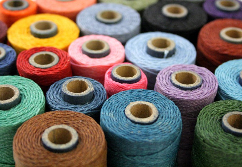 Imagem apresentando diversos materias de confecção feitos por linho com diversas tonalidades e cores diferentes.