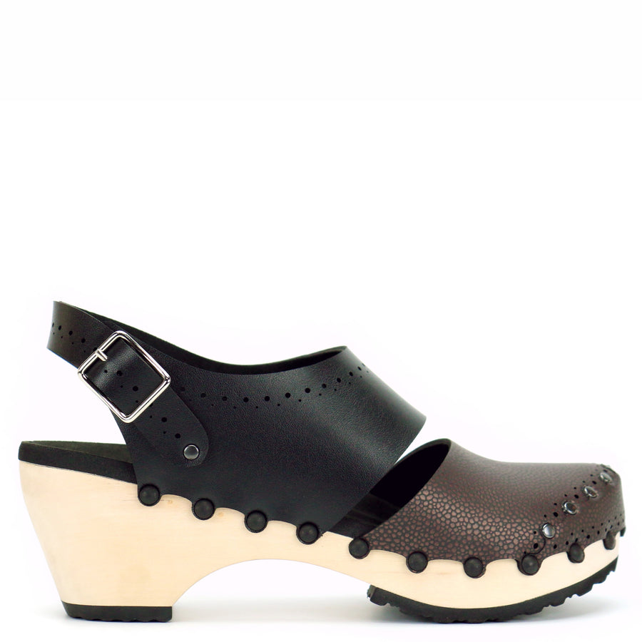 black closed toe clogs