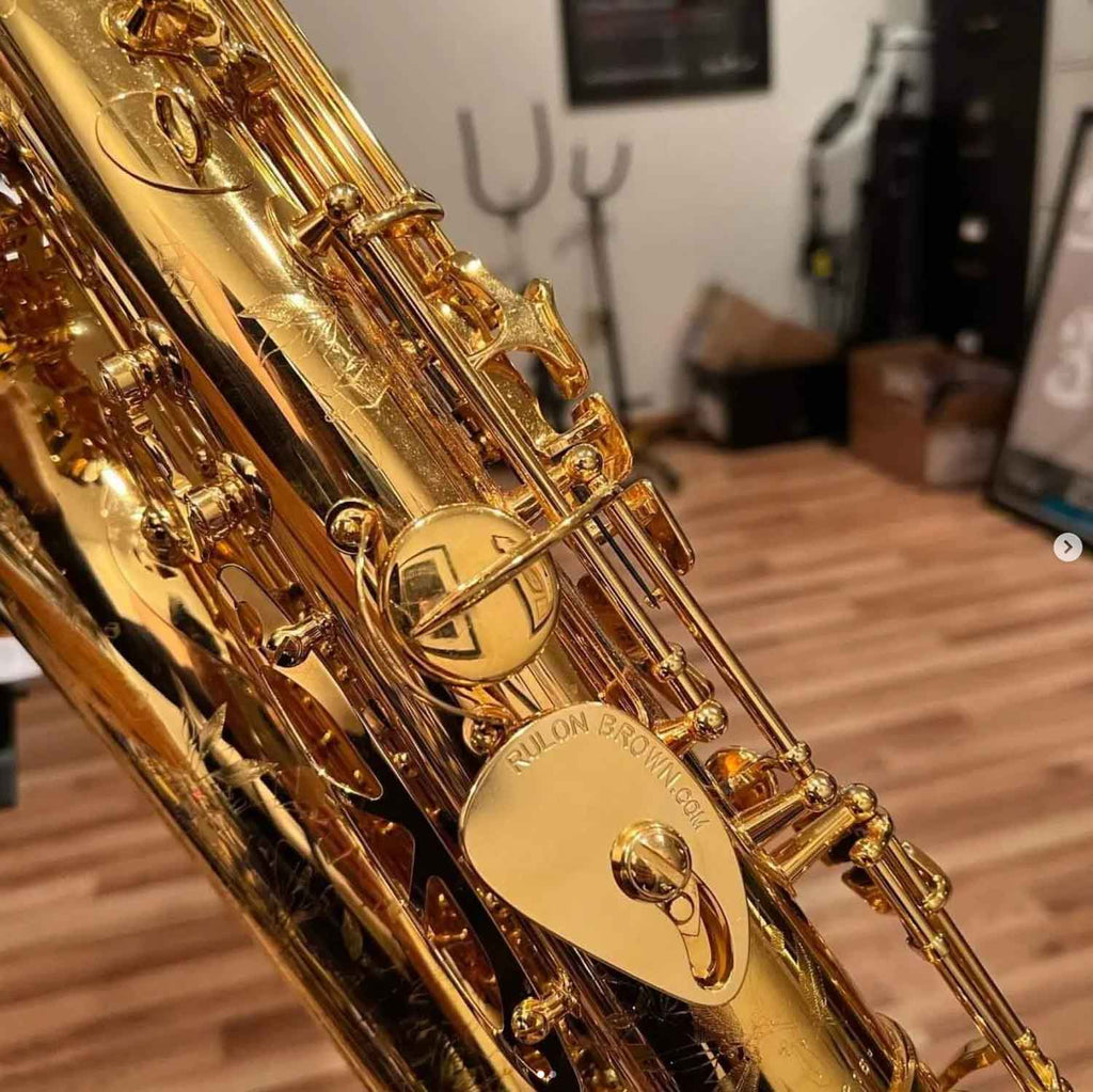 This the the RULON ergonomic saxophone thumb rest shown in use on Timothy McAllister's Selmer Supreme alto saxophone. Timothy uses it in the medium to medium large position to help create a more relaxed and pain free playing hand position.