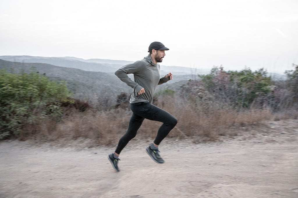 camiseta de running de invierno con sudadera con capucha verde oliva