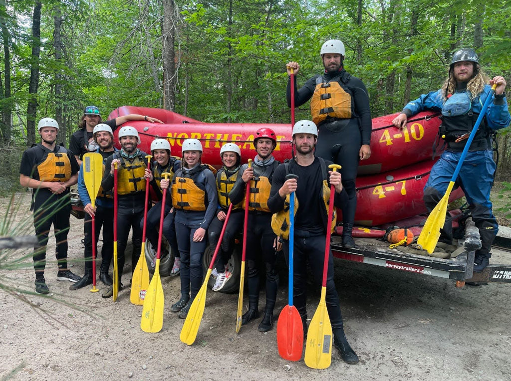 barco de rafting en rápidos