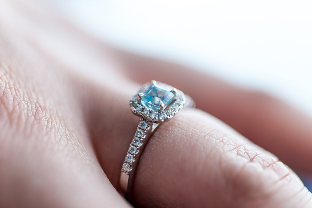 engagement ring shopping, diamond guide, shopping tips, diamonds, diamond rings